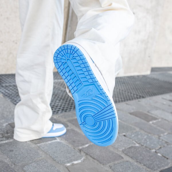 Air Jordan 1 Retro High University Blue